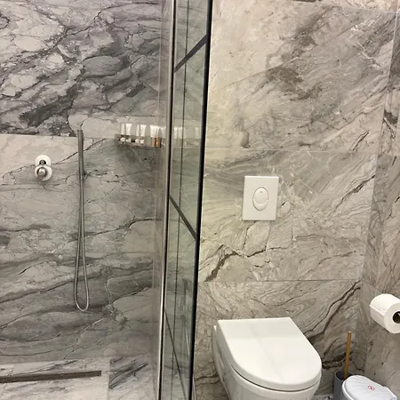 Ferdinand 4* Himarë