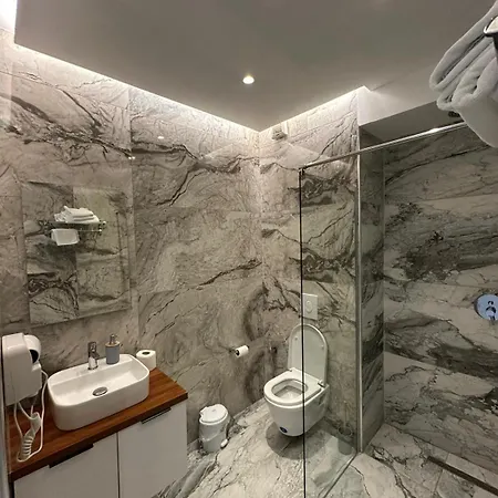 Ferdinand 4* Himarë