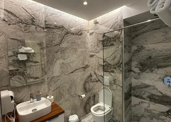 Ferdinand 4* Himarë